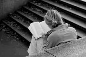 "Es necesario reivindicar el derecho de soñar. Quizá pueda parecer un derecho de poca monta. Pero, si se reflexiona sobre ello, aparecerá como una gran prerrogativa. Si el hombre es capaz todavía de nutrir ilusiones ese hombre es aún un hombre libre".
Antonio Tabucchi