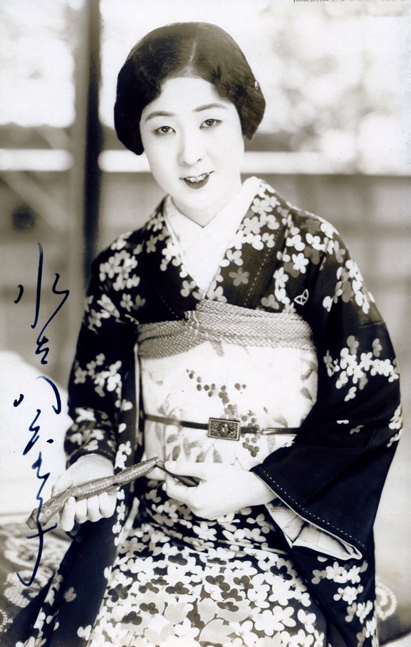 おはようございます☀今日は9月21日水曜日です
本日は、1927年に日本橋の三越呉服店で日本初のファッションショーを開催した日
この年、日本橋本店に三越ホール(現三越劇場)を開設
一般から募集した着物の図案を募集し、初代・水谷八重子さんら3人の舞台女優がモデルとなりました
今日も良い一日を✨ 