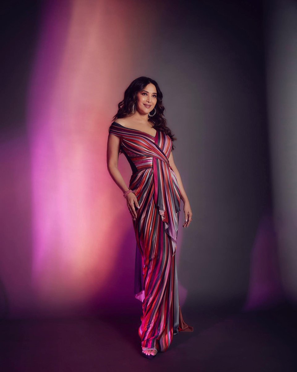 MadhuriDixit's tweet photo. Stripe a pose 🤳🏻

#Tuesday #TuesdayMotivaton #tuesdayvibe #PhotoOfTheDay #Photoshoot #Shootdiaries #Colourful #Pose https://t.co/q9fzliB4Zh
