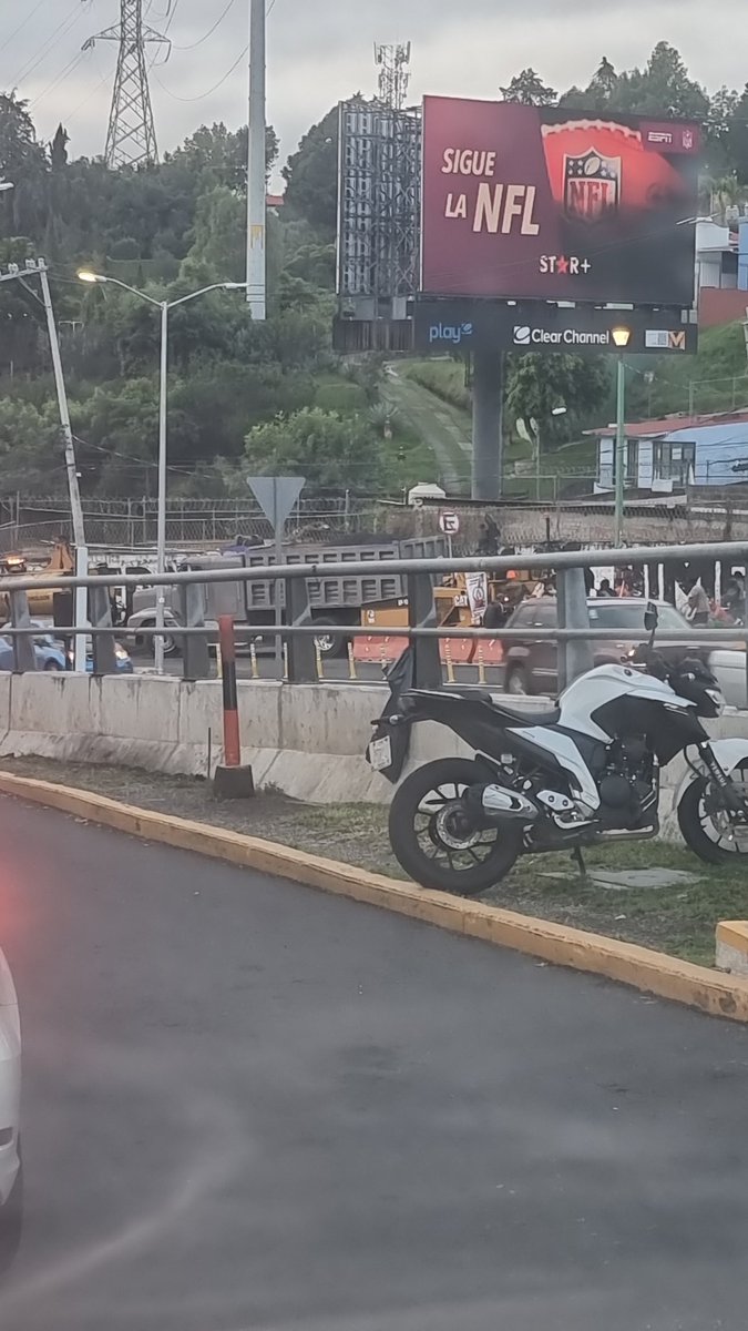 luishsh's tweet photo. @ALaMagdalenaC cómo se les ocurre repavimentar un martes por la mañana?? En qué están pensando?? Saben el caos e impactos a que están provocando? Genios.... https://t.co/0oJITiErpt