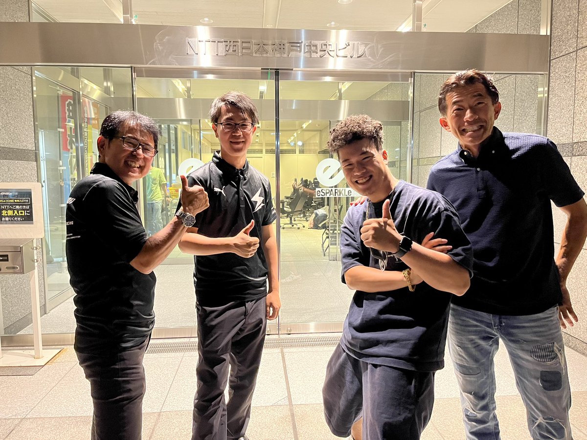 kobayanredbull's tweet photo. eSportsのイベントで神戸まで来てました！FiA（国際自動車連盟）とJAFの絡んだ世界大会の日本代表を決めるイベントでした🔥選手の皆様お疲れ様でした😆👏そして運営の皆様も本当にお疲れ様でした🤝🔥
大きなイベントにお力添えできて嬉しい限り！鈴木学さんから沢山のお話が聞けたのが嬉しかった！😁 https://t.co/ajXjl7ge78