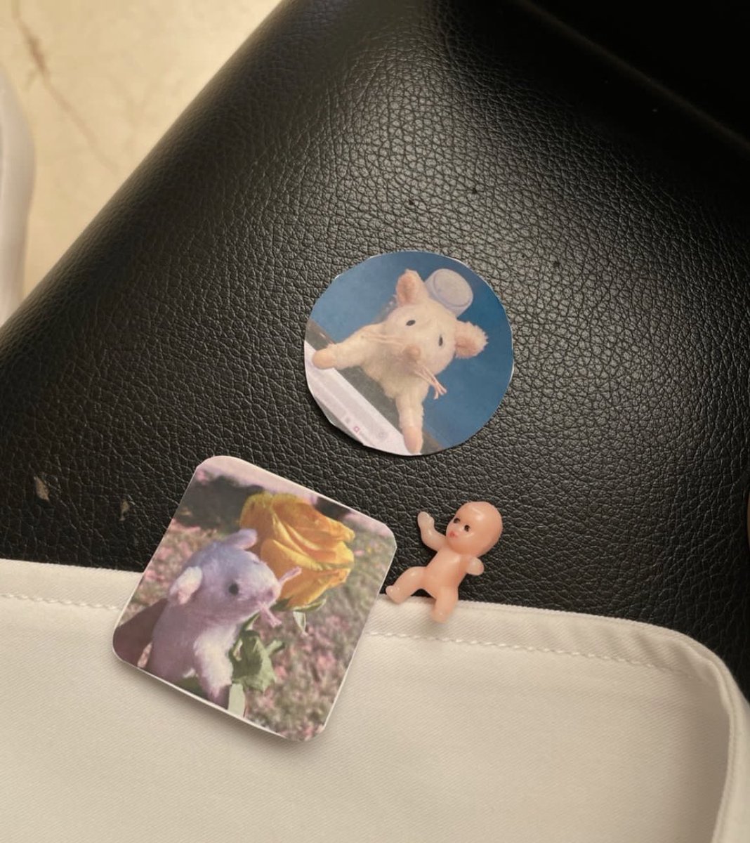 MandiTheRat's tweet photo. الستيكرات التي تحمل هوية الفأر المعشوق مندي 
اصبحت الآن متاحة للتوزيع👯‍♀️🐁 
يمكنك الحصول على نسختك اذاانت تدرس مع مند في جامع ة الملك سعود فرع البنات https://t.co/jUyUHlcArL