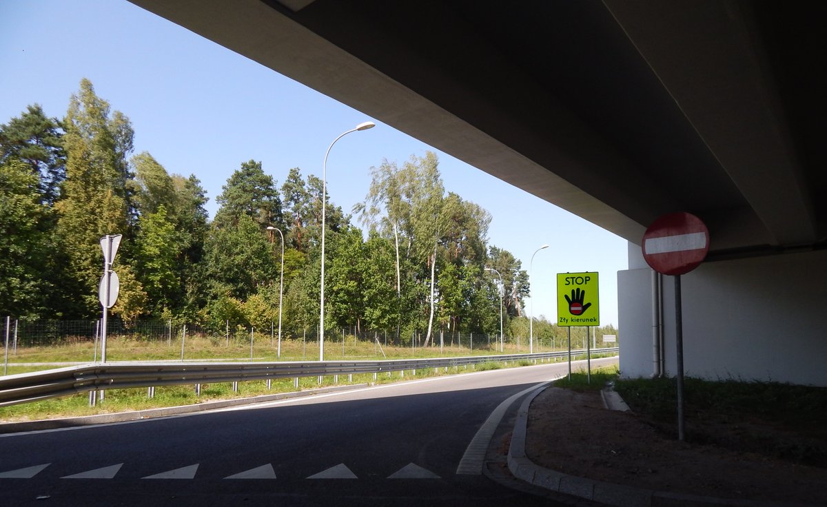 GDDKiA_Kielce's tweet photo. Ustawiliśmy już 2⃣4⃣tablice "STOP - Zły kierunek" ostrzegające przed wjechaniem pod prąd w łącznice węzłów #S7 #S74 #DK78 #północnaobwodnicaJędrzejowa #świętokrzyskie. Więcej informacji: https://t.co/dehrUZVEJS @GDDKiA_Kielce @GDDKiA #BRD https://t.co/sehBUJvO9r