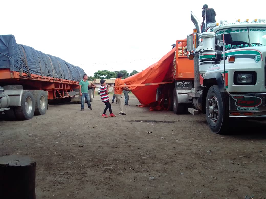 clapteleferico's tweet photo. Gracias a nuestro gobernantes @NicolasMaduro @AdolfoP_Oficial @Psuvfelix1 Directora de Comuna @Carrillodiaz1 al Comité de alimentación de la Parroquia se hizo la entrega 3710 mercados a la Parroquia Humocaro Bajo. Venceremos✊ #InicioDeAñoEscolarVictorioso #SoyComunicadorClap https://t.co/gabXtuHAXO