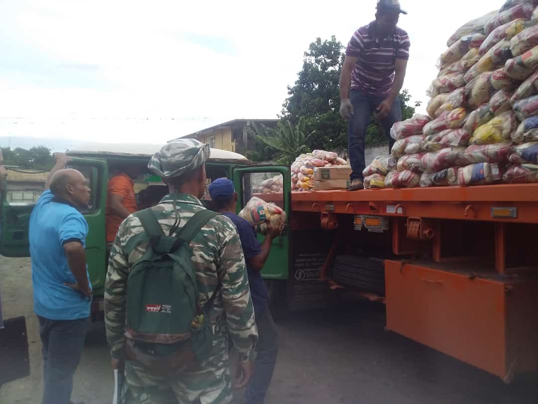 clapteleferico's tweet photo. Gracias a nuestro gobernantes @NicolasMaduro @AdolfoP_Oficial @Psuvfelix1 Directora de Comuna @Carrillodiaz1 al Comité de alimentación de la Parroquia se hizo la entrega 3710 mercados a la Parroquia Humocaro Bajo. Venceremos✊ #InicioDeAñoEscolarVictorioso #SoyComunicadorClap https://t.co/gabXtuHAXO