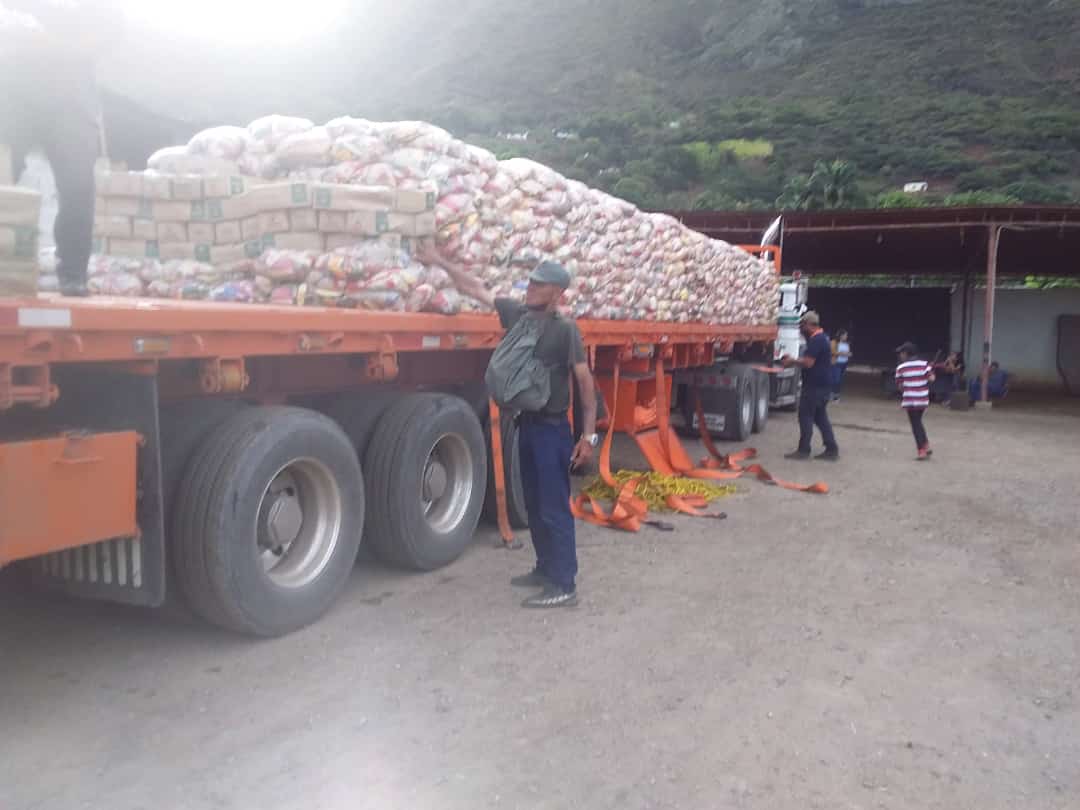 clapteleferico's tweet photo. Gracias a nuestro gobernantes @NicolasMaduro @AdolfoP_Oficial @Psuvfelix1 Directora de Comuna @Carrillodiaz1 al Comité de alimentación de la Parroquia se hizo la entrega 3710 mercados a la Parroquia Humocaro Bajo. Venceremos✊ #InicioDeAñoEscolarVictorioso #SoyComunicadorClap https://t.co/gabXtuHAXO