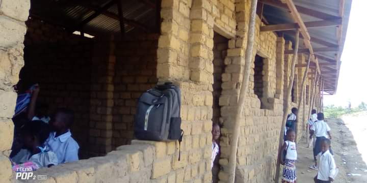 kabumba_justin's tweet photo. #RDC🇨🇩L'école primaire #Matapa du réseau des écoles publ catholiques de Kindu fonctionne presque sans banc pupitre.Certains élèves s’assoient sur des briques faute de banc. Le Dr lance un cri de détresse aux gens de Bne volonté pr assister cet établissement scolaire @radiookapi https://t.co/fTqTifWXib