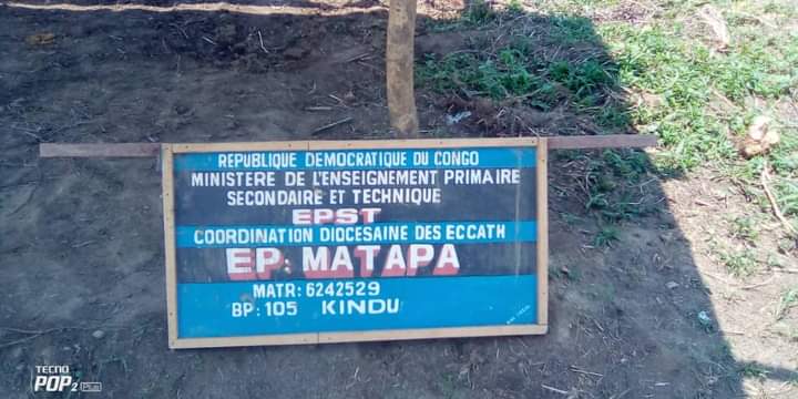 kabumba_justin's tweet photo. #RDC🇨🇩L'école primaire #Matapa du réseau des écoles publ catholiques de Kindu fonctionne presque sans banc pupitre.Certains élèves s’assoient sur des briques faute de banc. Le Dr lance un cri de détresse aux gens de Bne volonté pr assister cet établissement scolaire @radiookapi https://t.co/fTqTifWXib