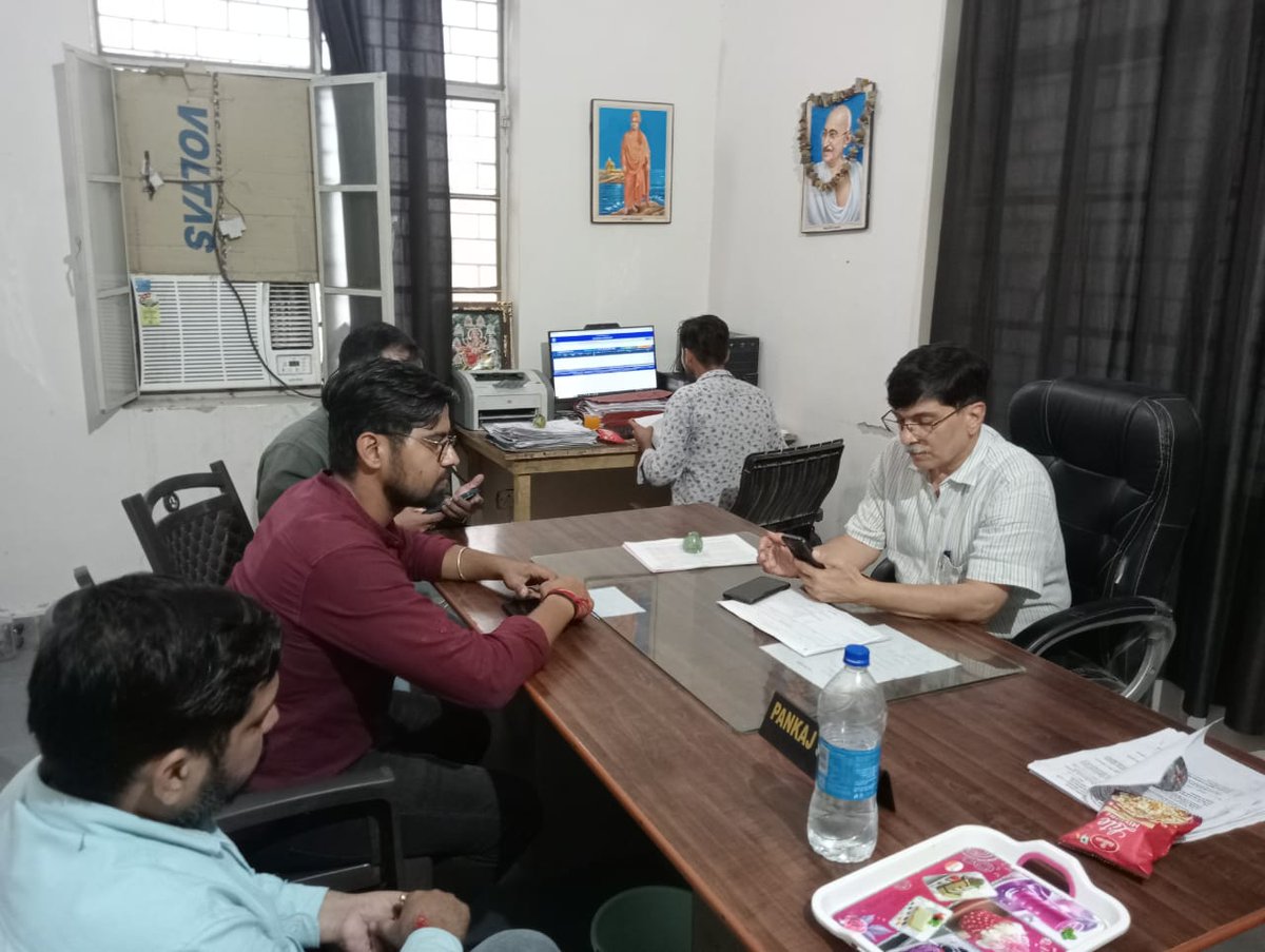 sdochhatikara's tweet photo. अधीक्षण अभियंता शहरी महोदय द्वारा उपखण्ड कार्यालय छटीकरा, विद्युत उपकेंद्र छटीकरा एवं देवीआटस का औचक निरिक्षण किया गया एवं लक्ष्य को प्राप्त करने हेतु आवश्यक दिशा निर्देश दिए गए। @myogiadityanath @aksharmaBharat @MDDVVNL @se_eudcmathura https://t.co/tf7eTcdvo0