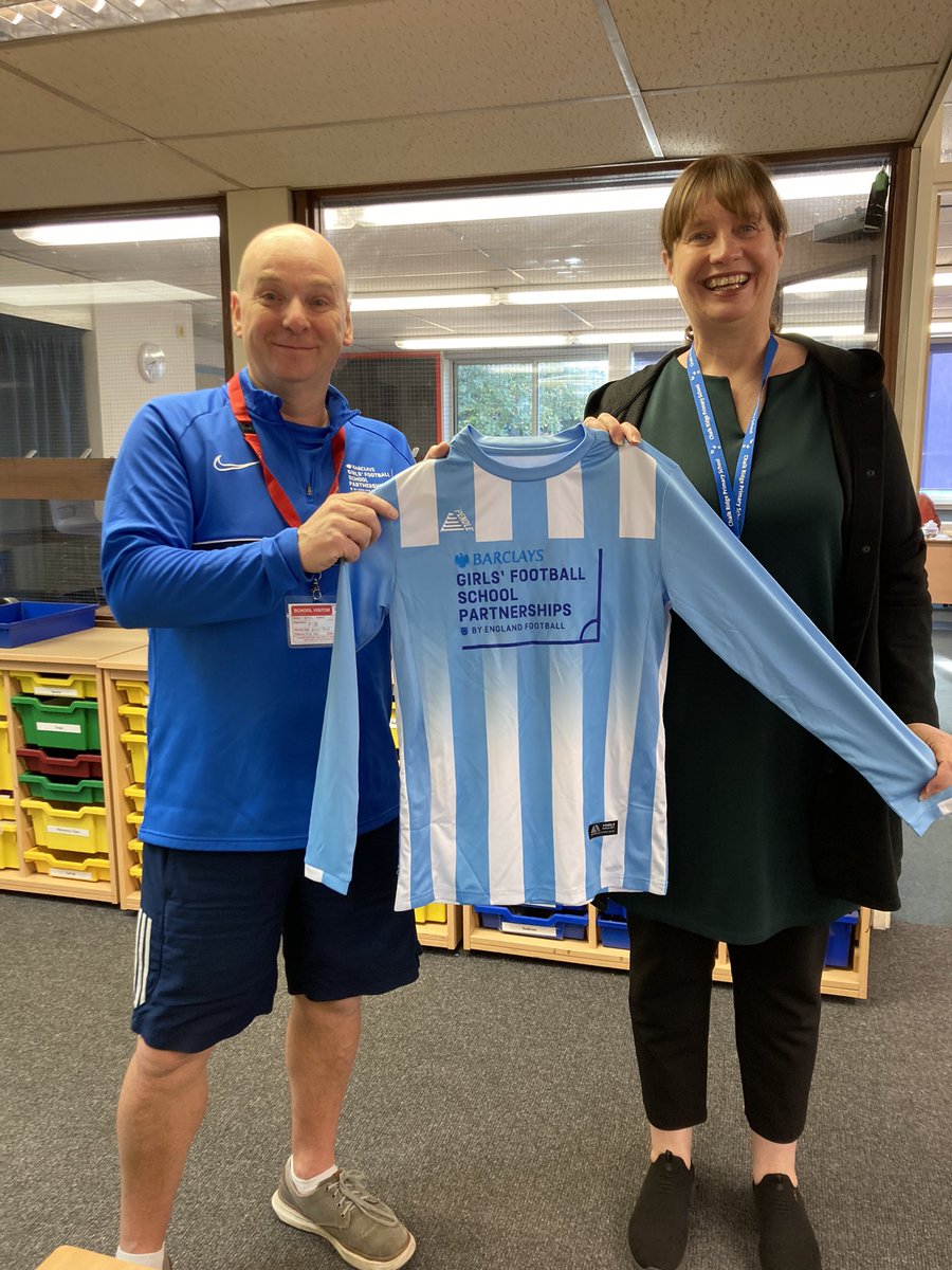basingstokeSGO's tweet photo. Very happy to be in Chalk Ridge Primary this morning. They were the winners of our #GFSP prize draw and won a brand new kit for their girls football team. @YouthSportTrust @FA #girlsfootballinschools https://t.co/RNClO4q5zD