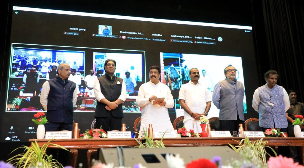 DDTamilNews's tweet photo. தோல் வடிவமைப்பு தொடர்பான படிப்பை ஆன்லைனில் கற்பதற்கு வகை செய்யும் ஸ்கேல் ஸ்டுடியோ எனப்படும் ஆன்ட்ராய்ட் செயலியை சென்னை மத்திய தோல் ஆராய்ச்சி நிறுவனத்தில் மத்திய கல்வி, திறன் மேம்பாடு மற்றும் தொழில்முனைவு துறை அமைச்சர் தர்மேந்திர பிரதான் தொடங்கி வைத்தார். #ScaleApp
@DDNewslive https://t.co/1rxbsyqnB5