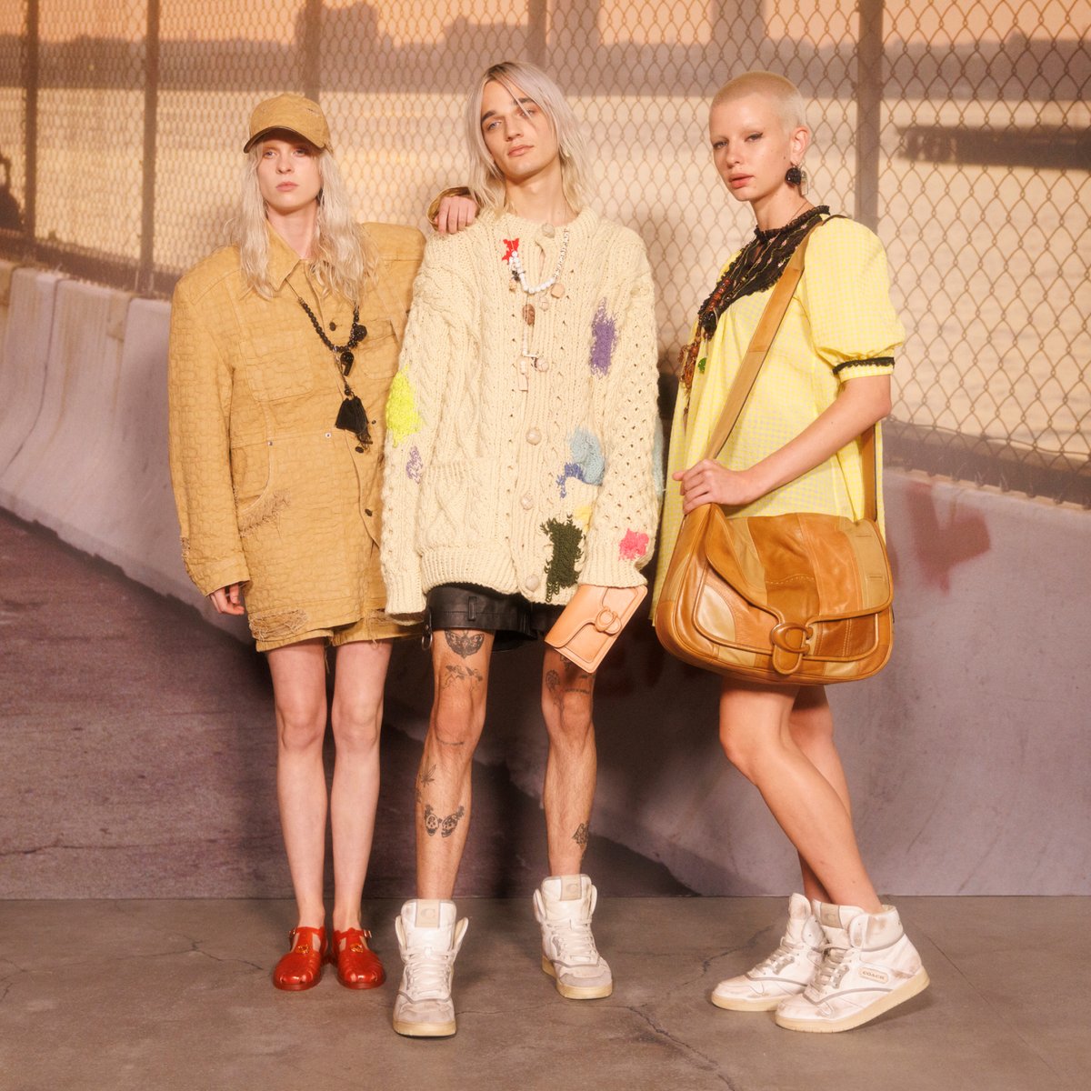 Coach's tweet photo. Early morning-kinda color palette. 😌 #CoachSpring23 #NYFW #NewYorkFashionWeek https://t.co/TjuFR5wbkR #CoachNY https://t.co/RBDxWvPl7H