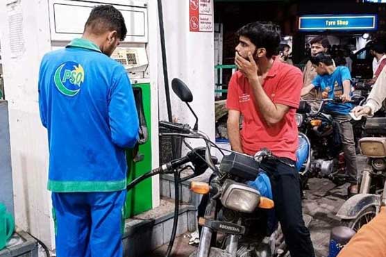 DunyaNews's tweet photo. حکومت پٹرول پر فی لٹر 63 روپے 17 پیسے اضافی وصول کرنے لگی #petrol #petrolprice #Pakistan #govt  https://t.co/UFQcxUIm0T https://t.co/Y8rTSjBHgQ