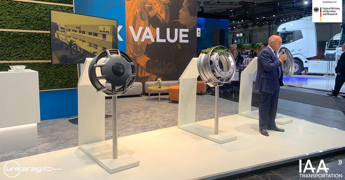 UNICARagil's tweet photo. Maxion wheel press conference. Do you recognize the left wheel?

#maxionwheels #iaa #iaatransportation #autoTAXI #autoELF #autoSHUTTLE #autoCARGO #UNICARagil #autonomousvehicles #eMobility #future #automateddriving https://t.co/Qbux4h7GUv