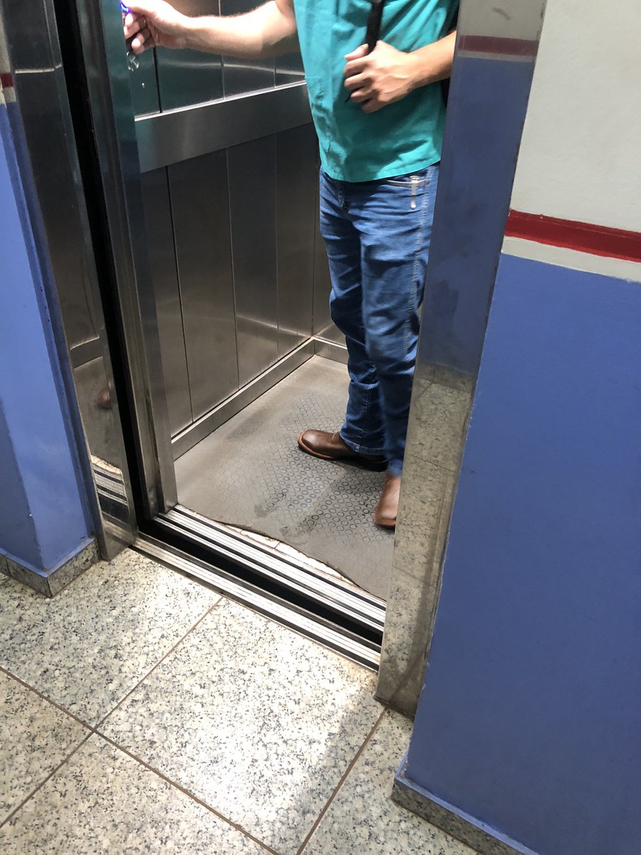 CaioMs15's tweet photo. Oh vontade de subir nesse elevador 🙈😍🤤🤠 https://t.co/BwWK9eksm3
