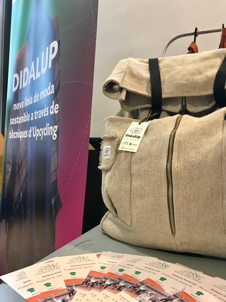 Solidanca's tweet photo. 📣Divendres passat, vam estar al Market de @modasosbcn presentant la nova col·lecció de #DidalUp, una línia de roba upcycling creada per Solidança / Roba Amiga.
💡Saps quins són els beneficis de l'#upcycling?
⬇️⬇️⬇️ https://t.co/wts9LgDsPL