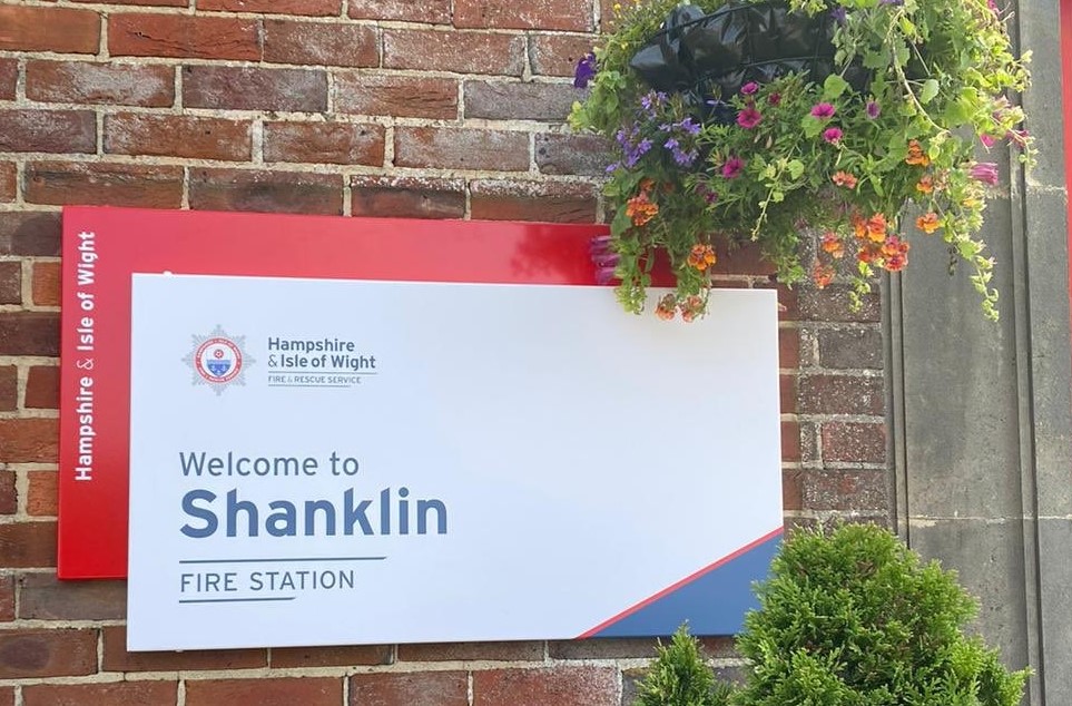 Hampshire & Isle of Wight Fire & Rescue Service (@hantsiow_fire) on Twitter photo 💉💪 Looking to #GrabAJab in Hampshire or on the Isle of Wight today?
<a href="/SolentNHSTrust/">Solent NHS Trust</a> are holding clinics at two of our fire stations until 6⃣pm this evening.
Head down to <a href="/Hythe44/">Hythe Fire Station</a> in the #NewForest or if you're on the #IsleOfWight pop into <a href="/ShanklinFire/">Shanklin Fire Station</a> 🚒. 💉💪 Looking to #GrabAJab in Hampshire or on the Isle of Wight today?
<a href="/SolentNHSTrust/">Solent NHS Trust</a> are holding clinics at two of our fire stations until 6⃣pm this evening.
Head down to <a href="/Hythe44/">Hythe Fire Station</a> in the #NewForest or if you're on the #IsleOfWight pop into <a href="/ShanklinFire/">Shanklin Fire Station</a> 🚒.