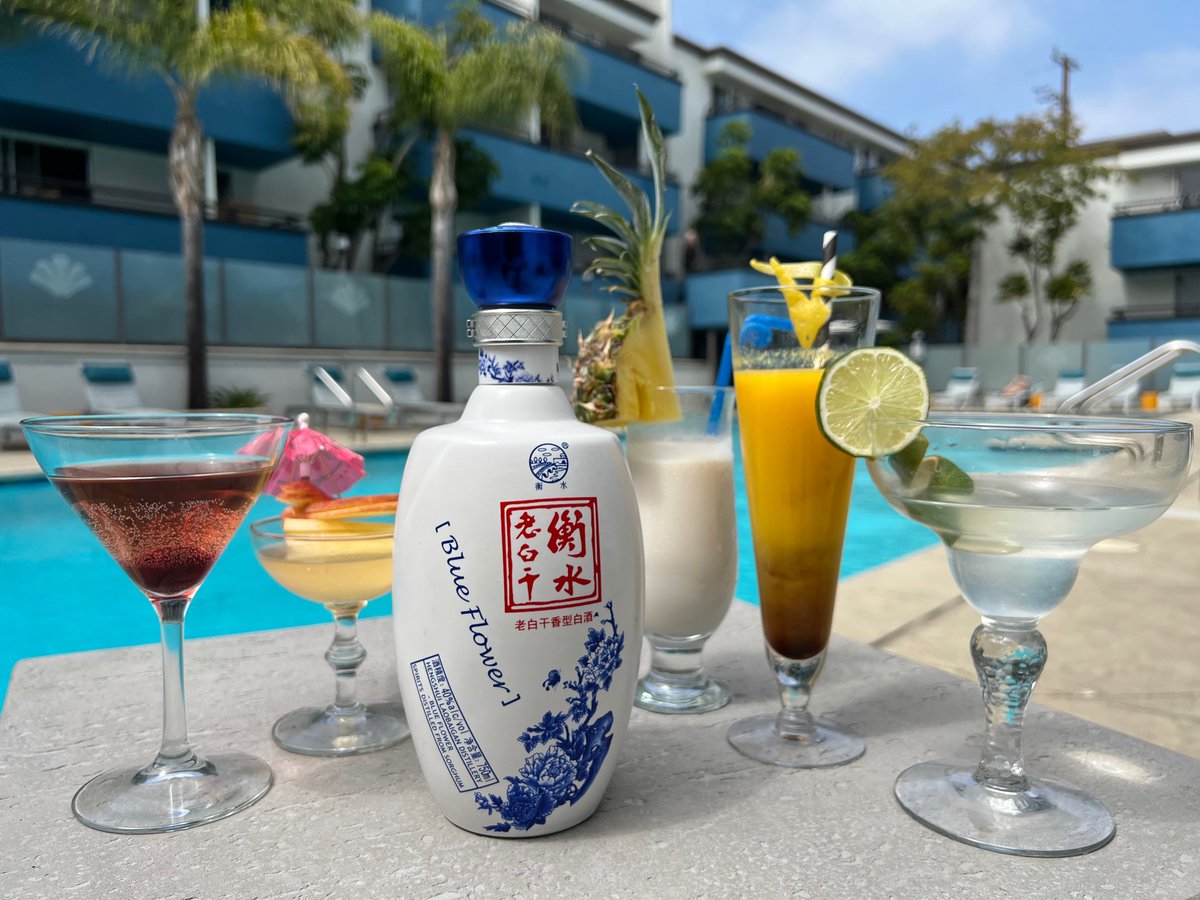 No one’s got  time to be bored .. getting ready to make some waves at the pool party 🎉🔥
#blueflower #baijiucocktails #cocktailtime #liquor #gin #instalive #instagin