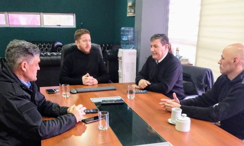 MinSegChubut's tweet image. GOBIERNO DEL CHUBUT
MINISTERIO DE SEGURIDAD

El ministerio de Seguridad se reunió con el  intendente de Dolavon