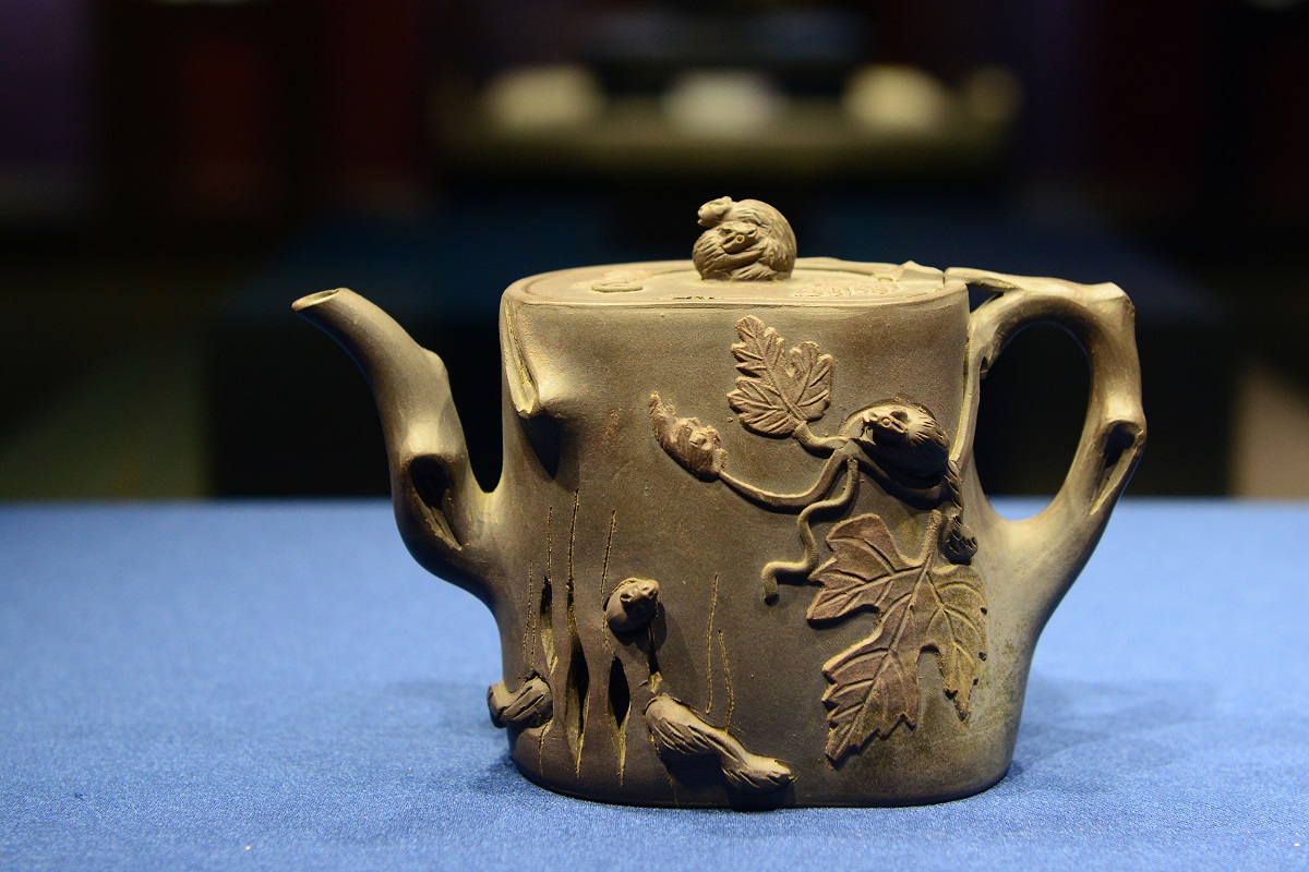 The Fujian Museum in Fuzhou unveiled an exhibit of Yixing clay teapots on Sept 16. A total of 100 teapots, on loan from the Wuxi Museum in Jiangsu province, are on display. The exhibit will run until Nov 16. #WhatsOn [📷/WeChat: Minmuseum]