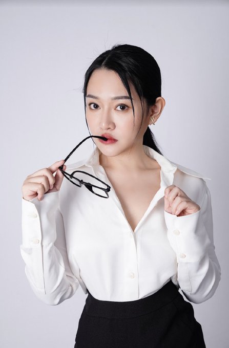 這張可以轉推嗎？ 偶爾性感一下的形象照😚要幫我分享吧？ https://t.co/qeeqXdq2Cm