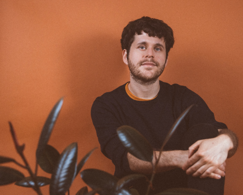 Stephen Becker—the multi-instrumentalist who plays with Katie Von Schleicher, Vagabond, etc—today shared “Company” a 3rd single from debut full-length A Calm That Shifts (out 10/14), which was produced with lifelong friend Adam Hirsch. 
Check it out here: stephenbecker.nnatapes.com/a-calm-that-sh…