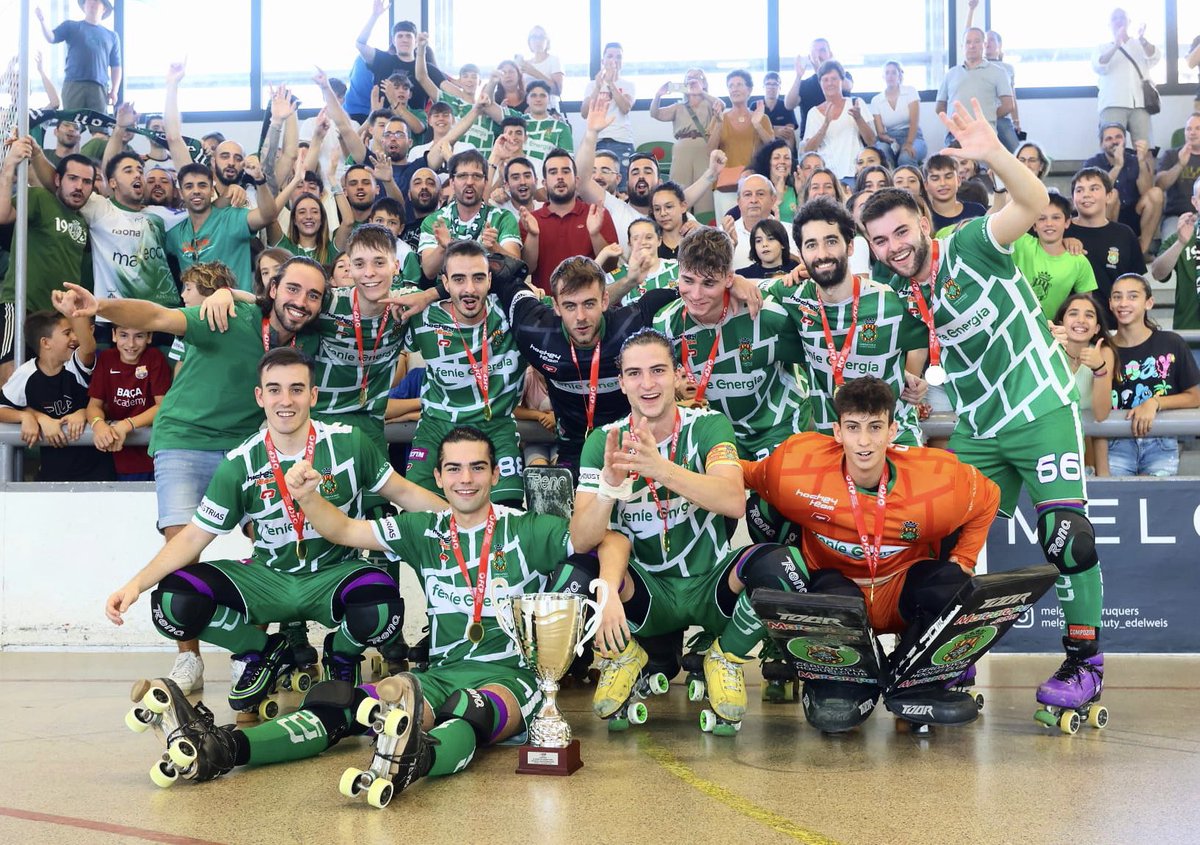 AndiColaianni's tweet photo. 🏆 Supercopa Catalunya 2022 

Nos debíamos y merecíamos un momento de estos en Can Xarau. ¡Al final llegó! 

A seguir que esto es largo y recién comienza. Que mejor que empezar así 💪🏼

Moltes gràcies a l’afició per compartir aquest moment amb nosaltres! 

#forçasarda 💚 https://t.co/VYoeVlZKVY