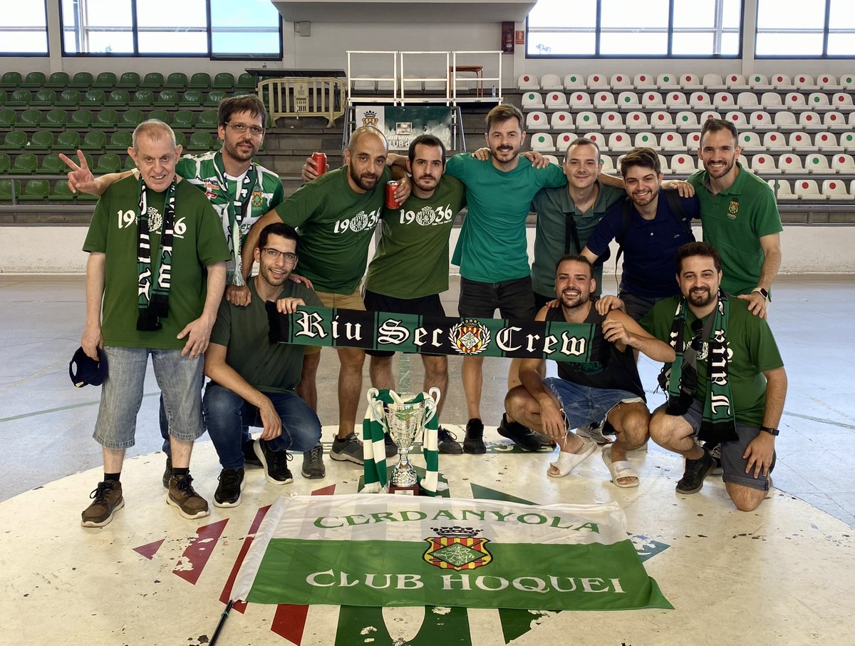 AndiColaianni's tweet photo. 🏆 Supercopa Catalunya 2022 

Nos debíamos y merecíamos un momento de estos en Can Xarau. ¡Al final llegó! 

A seguir que esto es largo y recién comienza. Que mejor que empezar así 💪🏼

Moltes gràcies a l’afició per compartir aquest moment amb nosaltres! 

#forçasarda 💚 https://t.co/VYoeVlZKVY
