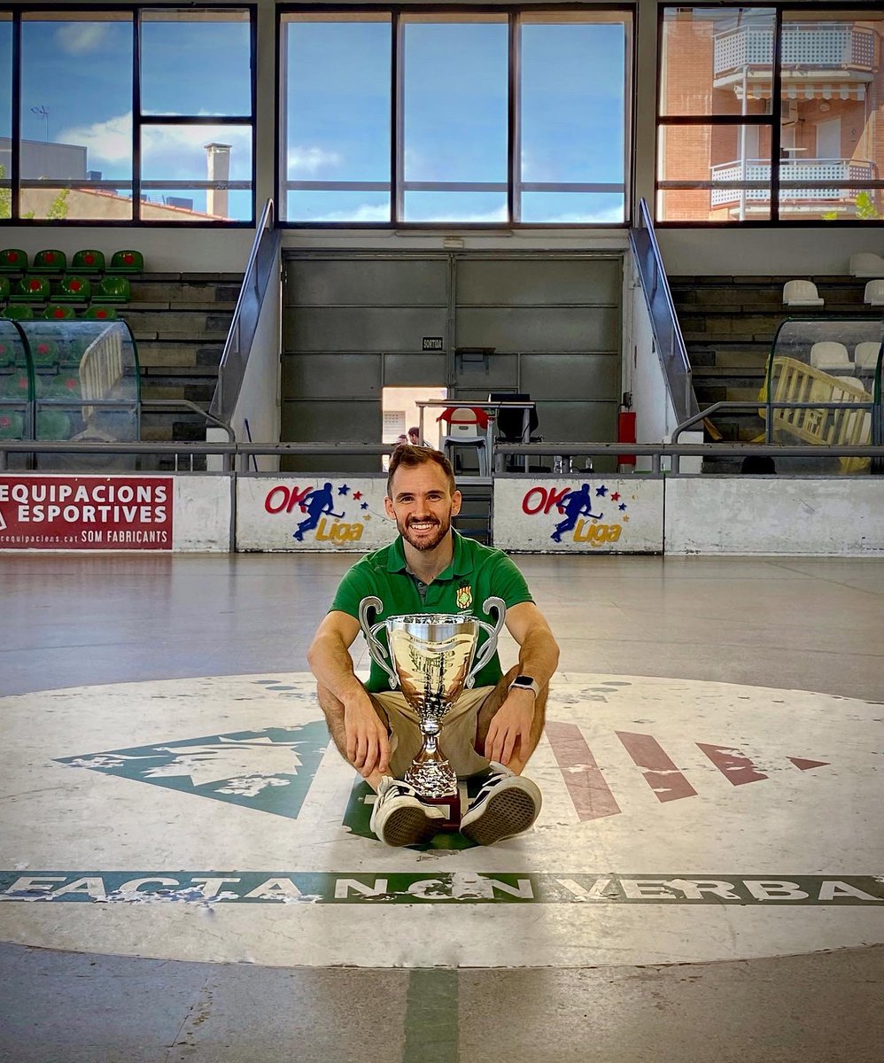 AndiColaianni's tweet photo. 🏆 Supercopa Catalunya 2022 

Nos debíamos y merecíamos un momento de estos en Can Xarau. ¡Al final llegó! 

A seguir que esto es largo y recién comienza. Que mejor que empezar así 💪🏼

Moltes gràcies a l’afició per compartir aquest moment amb nosaltres! 

#forçasarda 💚 https://t.co/VYoeVlZKVY