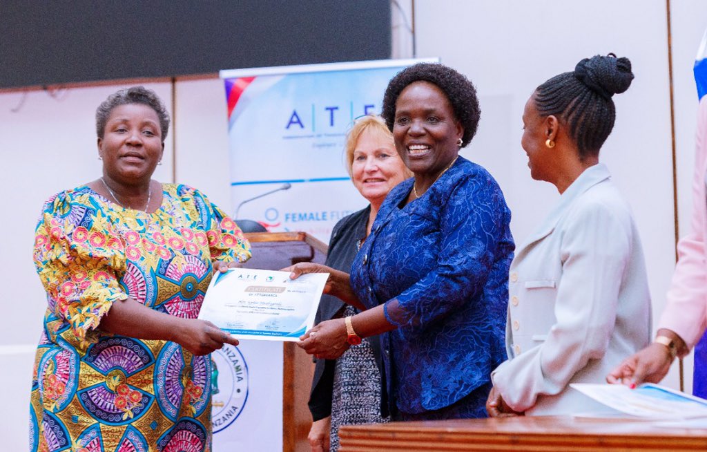 Baadhi ya Wahitimu wa Mafunzo ya Programu ya Mwanamke Kiongozi kwa Wabunge Wanawake wakipokea vyeti ikiwa ni sehemu ya mahafali ya mafunzo ya viongozi wanawake <a href="/femalefuture_tz/">Female Future Tanzania</a> katika viwanja vya Bunge. #FemaleFutureWabunge | #ATETanzania