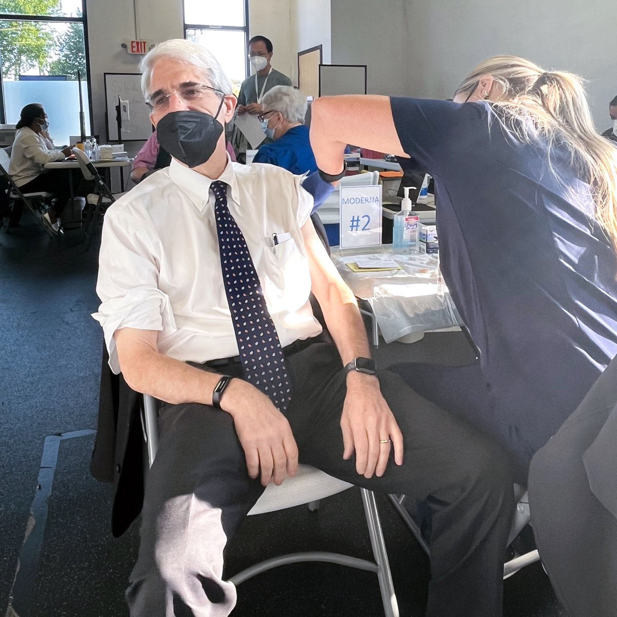 Yale's tweet photo. This week, President Peter Salovey '86 Ph.D., and his wife, Marta Moret ’84 M.P.H., each received the updated COVID-19 vaccine boosters. To learn more and sign up for your booster, visit https://t.co/CNI82A1uLH or https://t.co/n7XSiod0I8. #Yale #HealthyYale

📷: Albert Ko https://t.co/Tja70AVymp