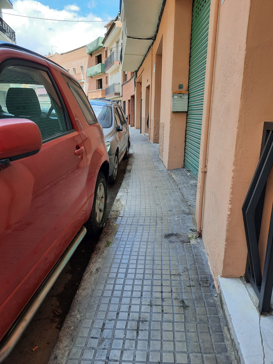 mobilitatrubi's tweet photo. A #Rubicity estem igual, pàrquing gratuït a TOT el municipi, habilitació d'aparcaments en solars a #CanFatjo, c/ Mallorca, Biblioteca, c/ Carrasco i Formiguera...
Mentrestant, voreres estretes i no accessibles. https://t.co/BZW6qTyVaZ