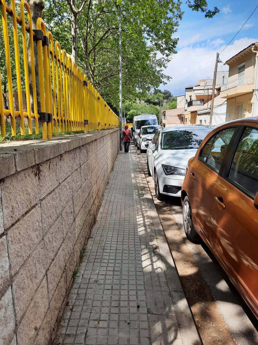 mobilitatrubi's tweet photo. A #Rubicity estem igual, pàrquing gratuït a TOT el municipi, habilitació d'aparcaments en solars a #CanFatjo, c/ Mallorca, Biblioteca, c/ Carrasco i Formiguera...
Mentrestant, voreres estretes i no accessibles. https://t.co/BZW6qTyVaZ