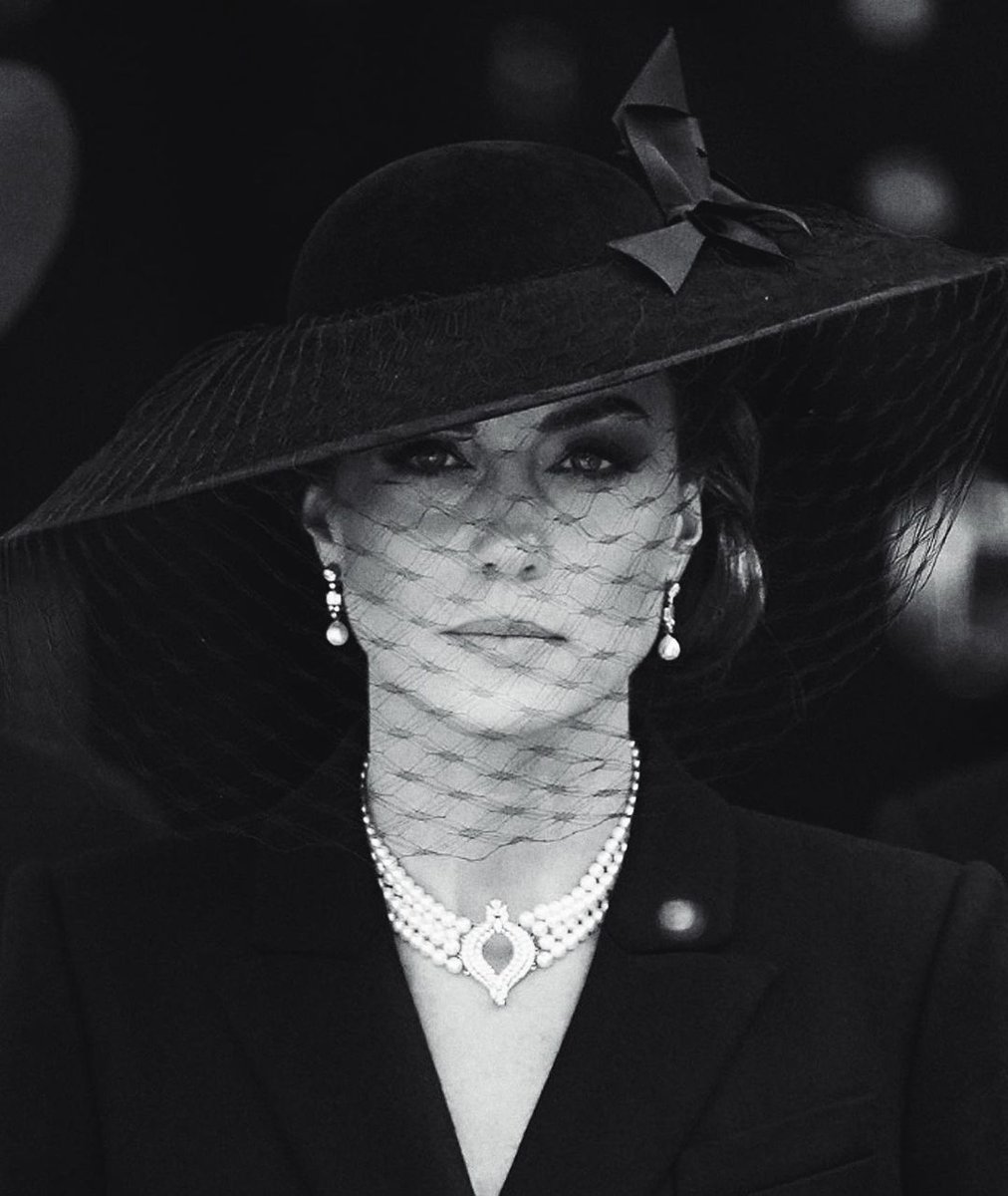 Katrnish's tweet photo. This pic should go in History book.

PERIOD.

#PrincessCatherine https://t.co/KWvtQwEUyG