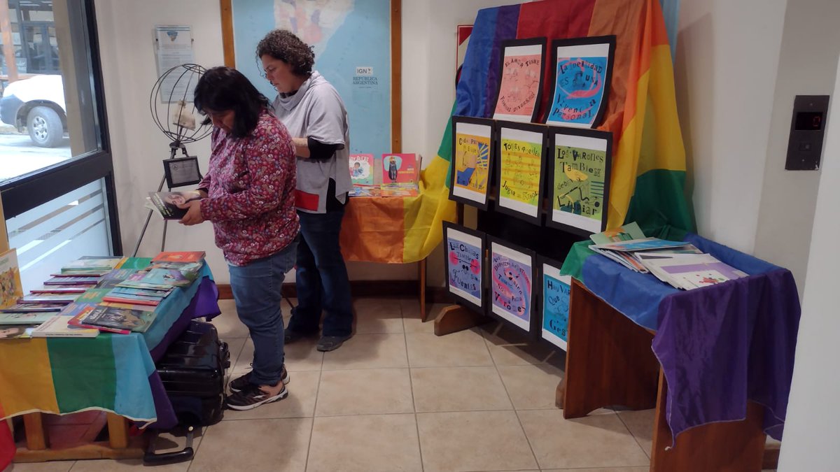 AmorEsAmorTw's tweet photo. 🏳️‍🌈Encuentro Zonal de Diversidad en #Esquel en el Centro Cultural Melipal
🌈Gracias a la Prof. Paula Delfino por la invitación 🏳️‍⚧️
🎨El Prof. Santi V. Grizzo presentó la serie gráfica Estereotipos, nos sumamos al encuentro con todos los t��tulo de Chirimbote
#Chubut #Pride #Orgullo https://t.co/t7liBCzX53