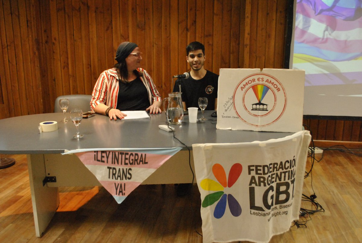AmorEsAmorTw's tweet photo. 🏳️‍🌈Encuentro Zonal de Diversidad en #Esquel en el Centro Cultural Melipal
🌈Gracias a la Prof. Paula Delfino por la invitación 🏳️‍⚧️
🎨El Prof. Santi V. Grizzo presentó la serie gráfica Estereotipos, nos sumamos al encuentro con todos los t��tulo de Chirimbote
#Chubut #Pride #Orgullo https://t.co/t7liBCzX53