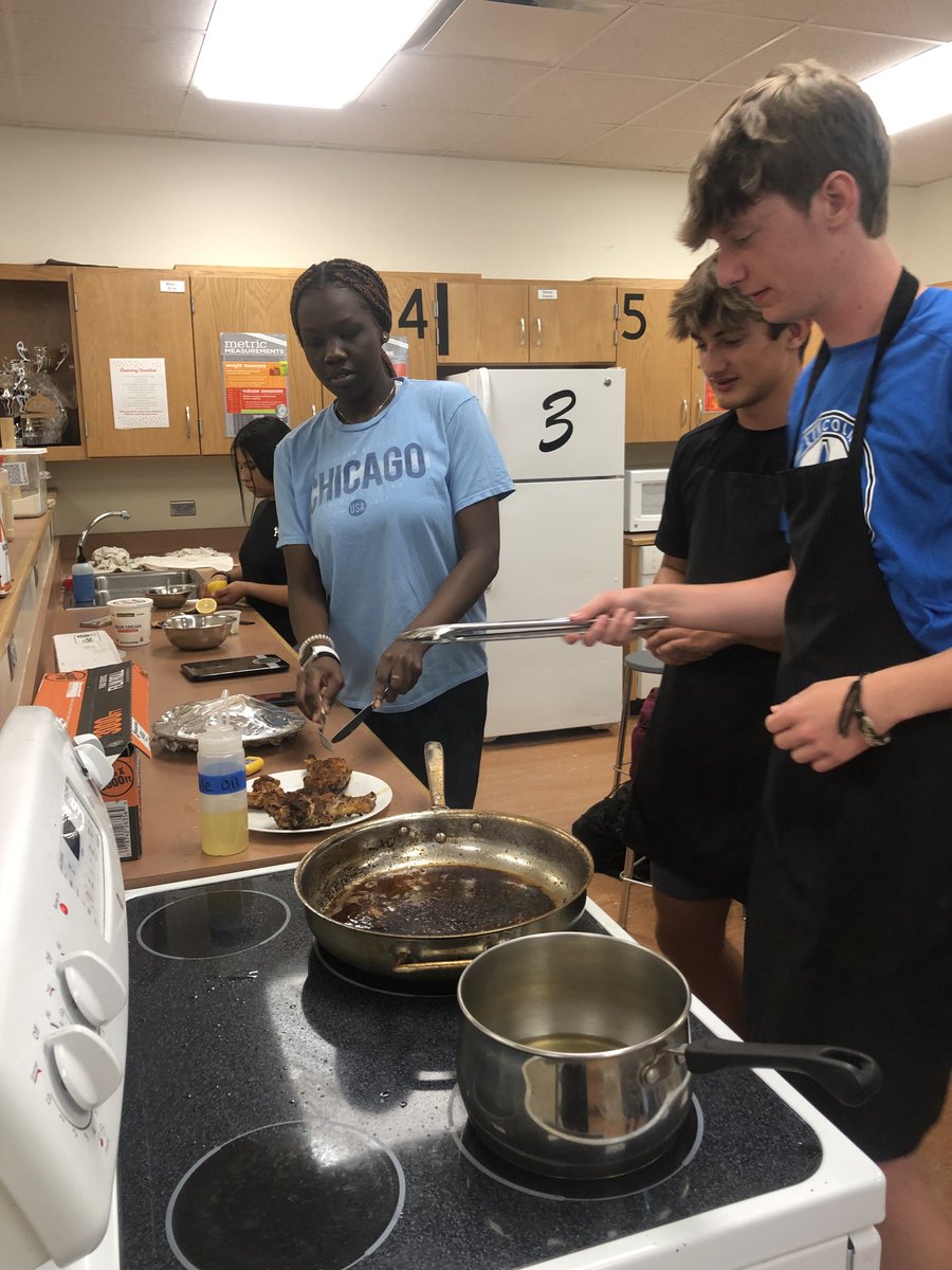 lswhs's tweet photo. 🧀🍗Culinary 2 students in Mrs. Adams class working on the Culinary Exploration unit of planning dietary accommodations and preparing food that is safe for individuals with food allergies. #Hawkslearning https://t.co/RqqqqODXKy