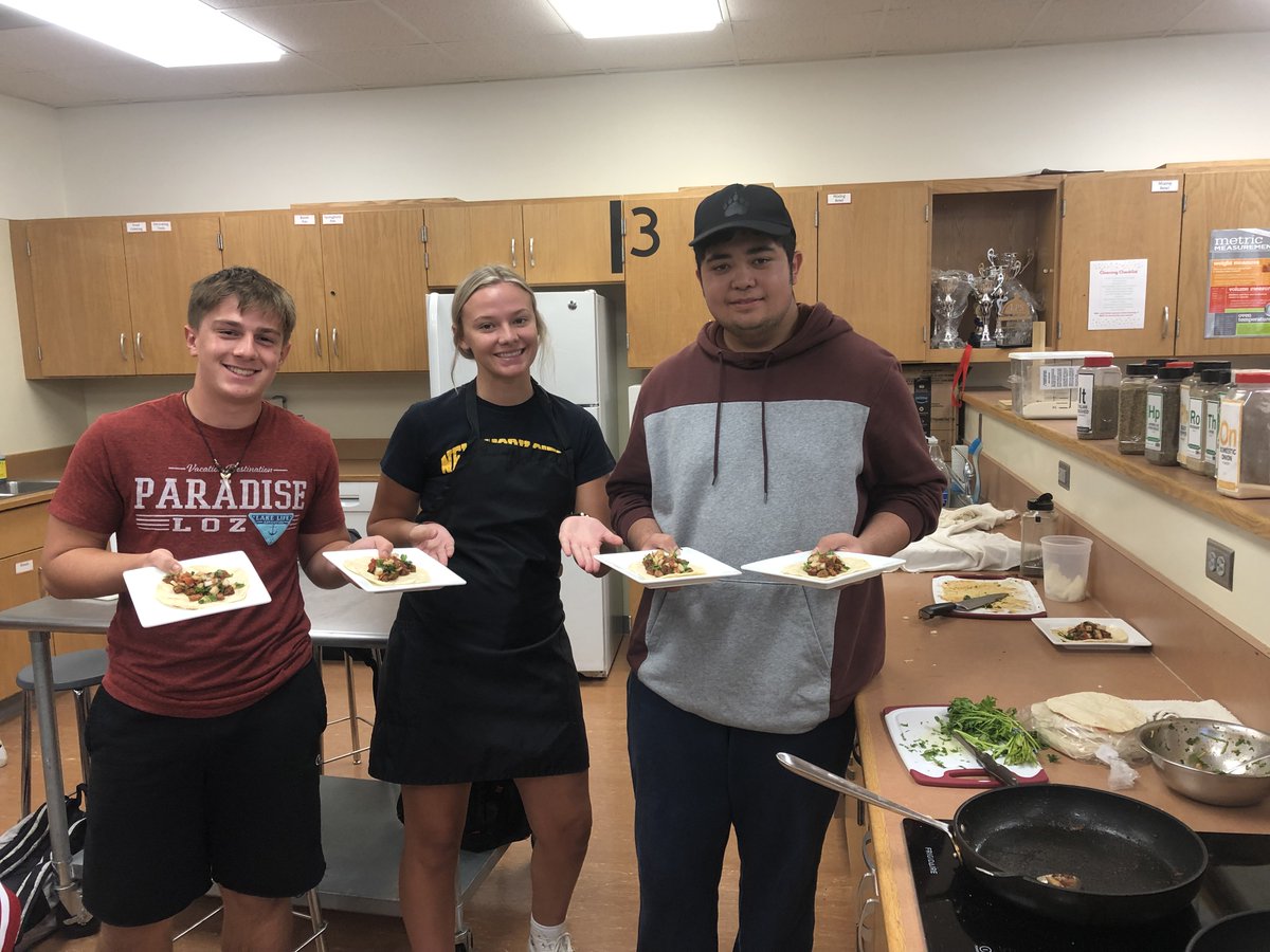 lswhs's tweet photo. 🧀🍗Culinary 2 students in Mrs. Adams class working on the Culinary Exploration unit of planning dietary accommodations and preparing food that is safe for individuals with food allergies. #Hawkslearning https://t.co/RqqqqODXKy