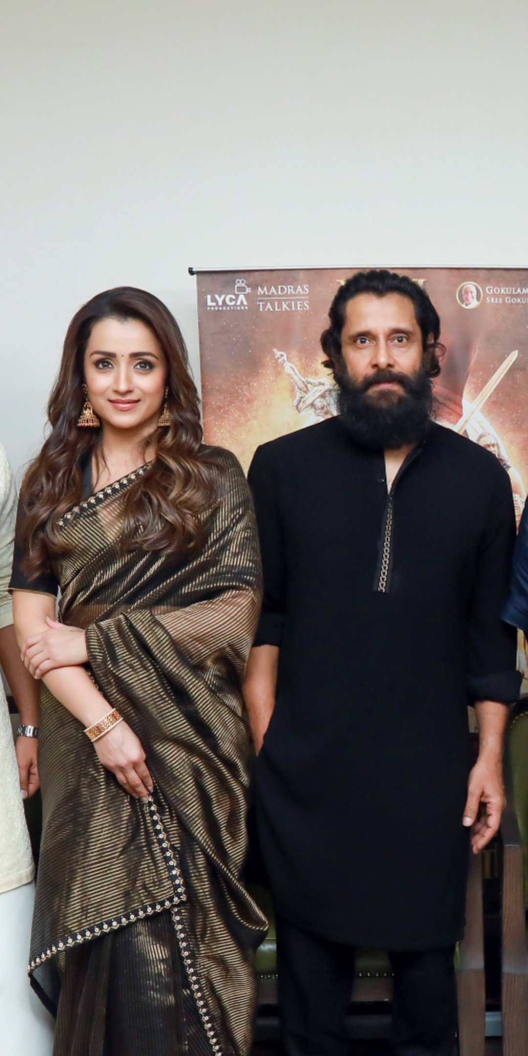 FdGfq7aX0AEXc-b?format=jpg&name=4096x409