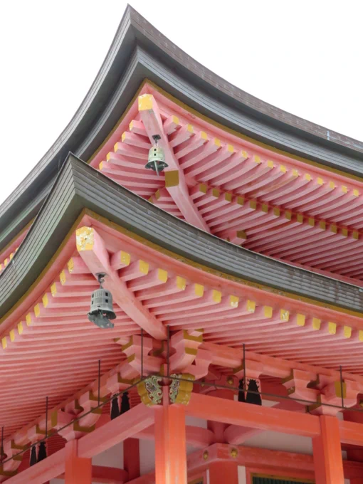 神社さんやお寺さんのスカートの裏側ばっかり見てる自分はへんたいさんです。 