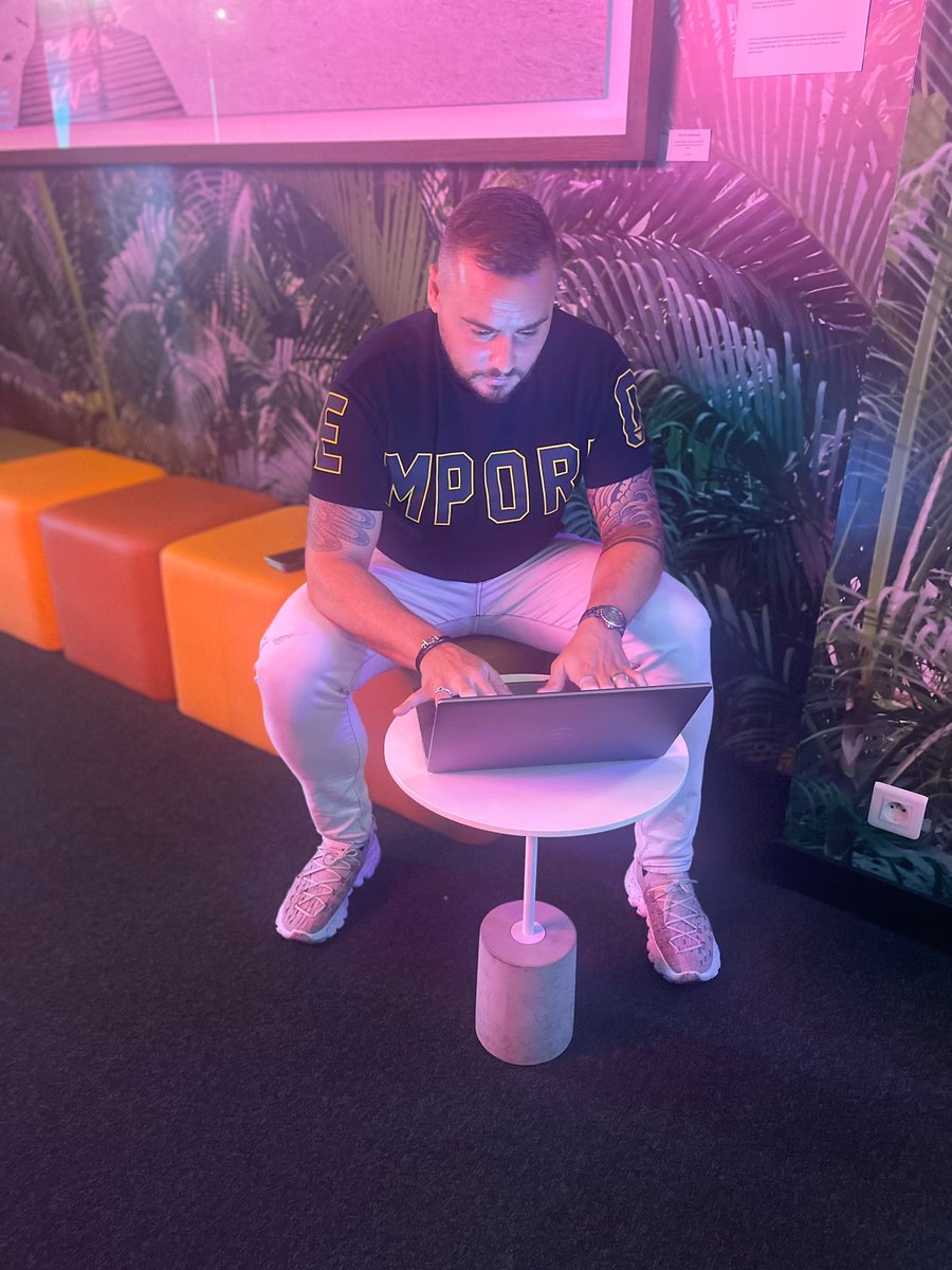 rabbit__white's tweet photo. Quand tu travailles mais qu'en fait on a l'impression que tu es en boîte de nuit @onepoint 🥳🎉🌴 https://t.co/4wY6dOiuYk