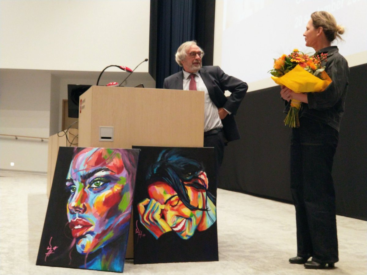 ProjectTeGek's tweet image. Op het elfde #ggzcongres werd deze ochtend de Pi-Kwadraatprijs, voor een bijzondere verdienste in de geestelijke gezondheid, uitgereikt aan actrices Maaike Cafmeyer en Ella-June Henrard. Een grens stellen aan grensoverschrijdend gedrag is opkomen voor geestelijke gezondheid.