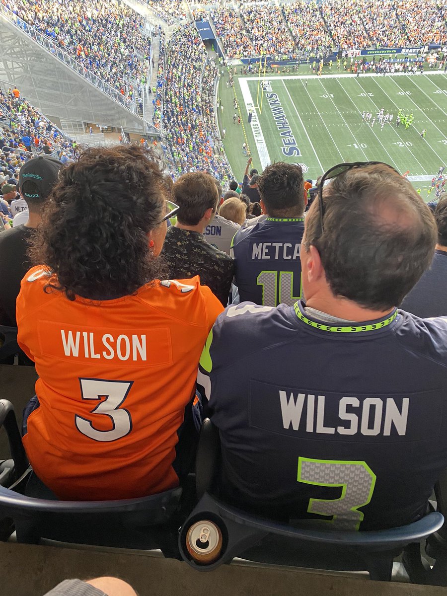 fields_sofie's tweet photo. @DangeRussWilson We are Wilson fans! https://t.co/sHQjn58TD0