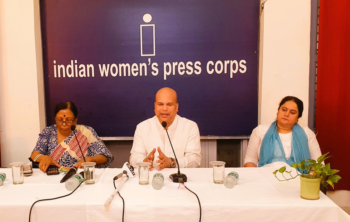 SLinIndia's tweet photo. High Commissioner @MilindaMoragoda had separate interactions with the members of the Indian Women’s Press Corps (IWPC) and the students of the IAAN School of Mass Communication yesterday (19). @iwpcdelhi @IAANGroup #lka https://t.co/lvredezriY