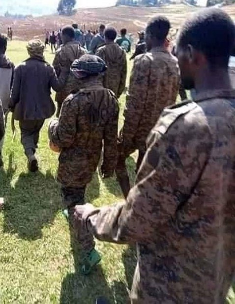 Ri13657436's tweet photo. @UN_HRC @UN @UNEthiopia @africarenewal TPLF fighters with Ethopan and Eritrean army uniforms. these are the one who comitted crime against humanity in tigray. https://t.co/Q0llGvIfYr