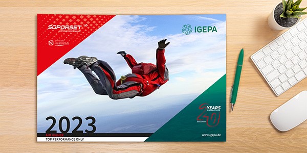 das Material für Ihre Kalender, Deskplanner und Weihnachtsaussendungen

Ungestrichene Papiere überzeugen mit einer angenehmen Haptik und ihrer guten Beschreibbarkeit 

IGEPA Deskplanner sind auf Soporset Premium Offset produziert: Inhaltsblock 100 g/m², Rückblatt 300 g/m²