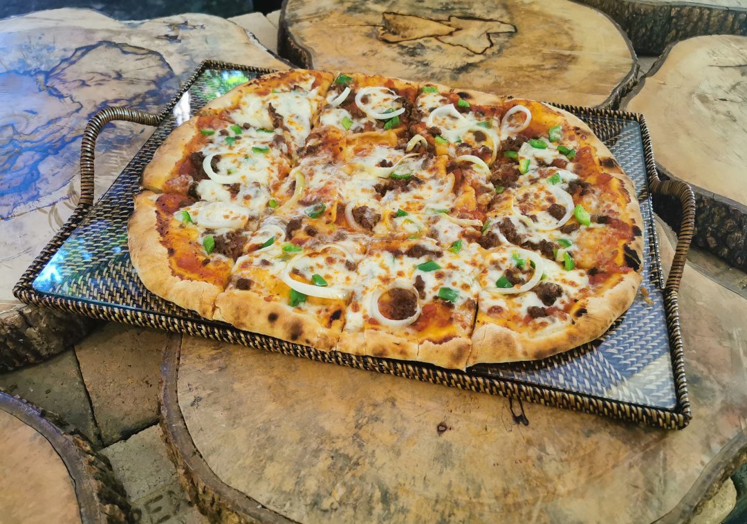 Calaisio's tweet image. Creative Ways to Serve One of America`s Favorite Foods🤗 Crafted with casual elegance, this woven tray with a glass surface intensifies the fresh look of the dish and perfectly reflects the artisan feel of your food presentation. #Pizza #PizzaTray #ServingTray #GlassTray