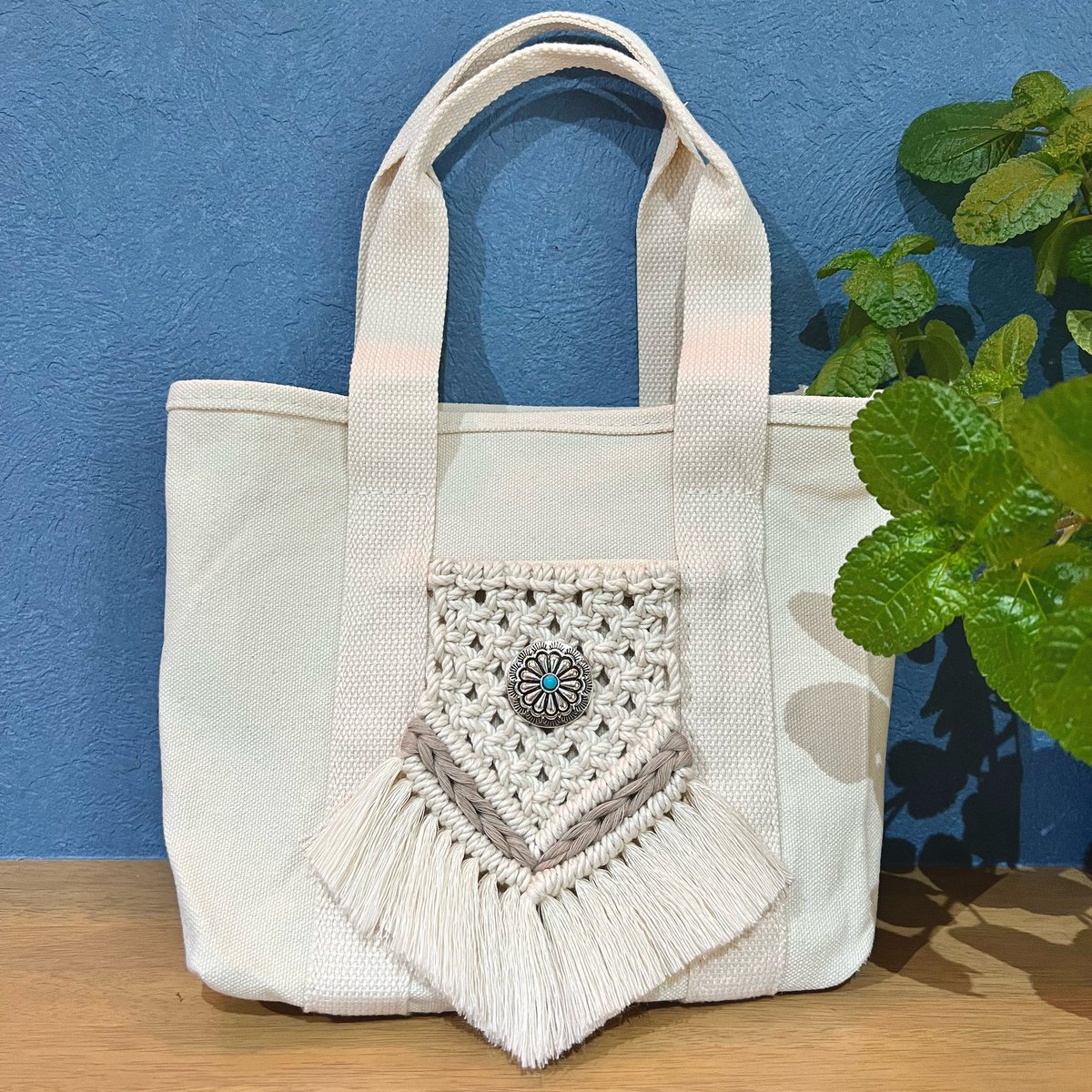 917Macrame's tweet photo. Instagram引用だと画像が添付されないので再度アップしますかお😅💦

macrame tote bag- ̗̀ ☺︎ ̖́-
·
トートバッグは既製品のもので、マクラメでアレンジしました♡
真ん中のコンチョがまた可愛い❀·͜· ❤︎
 #macrametotebag 
 #マクラメトートバッグ
 #マクラメ
 #赤ちゃんのいる生活 
 #3人のママ https://t.co/m4B1CUnuvH