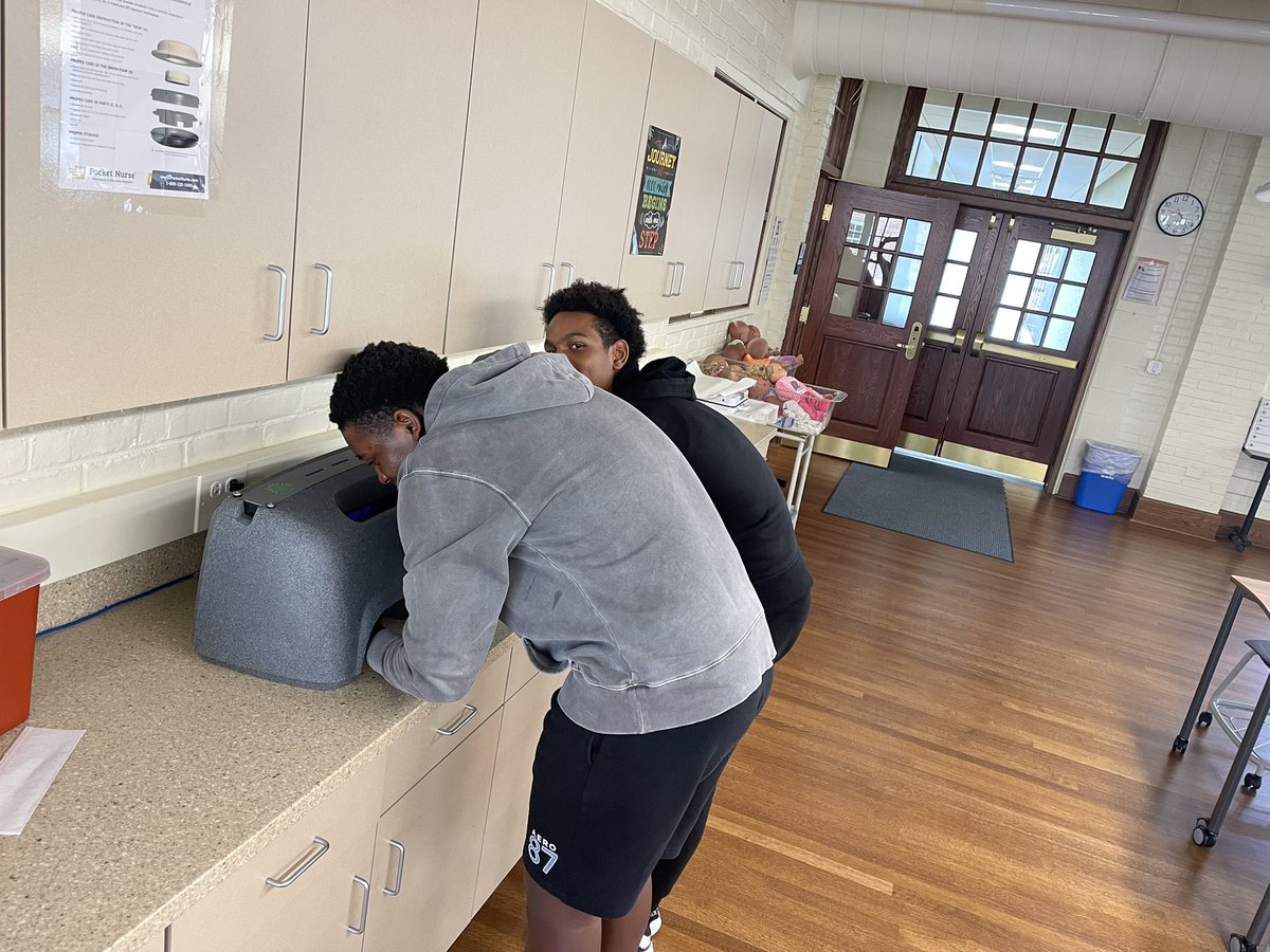 HowardMA20's tweet photo. New Freshman to Howard.  Learning the importance or hand washing  and germs!  Lots of fun using the blue light   🦠🧪🔬🩺@HowardHS_Co_op @mjprzy @KHill_HHST @DorothyHutt1 https://t.co/TosnKKADtE