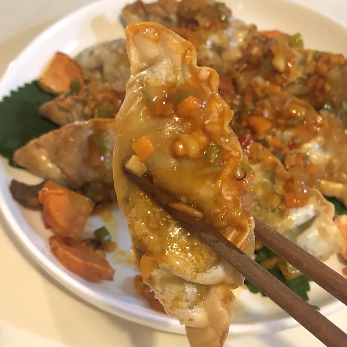 junggourmet's tweet photo. 깐풍만두🥟 해먹기
- 에프에 만두 굽기(180도 13분)
- 고추기름2에 마늘, 양파 볶다가 다진 채소 넣고 간장1, 설탕1, 식초1, 물5 넣어 익히기
- 전분물로 농도 맞추고 만두 위에 끼얹으면 완성

고추를 넣으면 매콤하고 파프리카 넣으면 달달함😋
언리미트에서 보내준 🌱식물성 꽉만두로 만들었음🙌 https://t.co/jgDoygLFYX